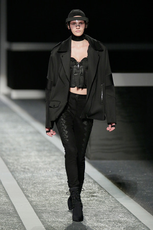 alexander-wang-x-hm-collection-runway-in-new-york-33-300x450
