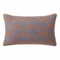Coussin en coton bleu motifs brodés orange 30x50 Maisons du Monde