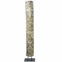 Statue totem en teck sculpté et métal noir H168 Maisons du Monde
