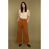 Pantalon large à plis avec ceinture
