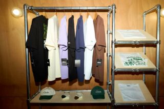 Clarks lance sa première capsule unisexe: tees, casquettes, chaussettes en coton lourd, palette terreuse et esprit vintage.