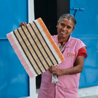 Maison vibrante et responsable: MÄVINN allie artisanat, matières naturelles et couleurs vives, du tapis au coussin. Collection limitée, v…