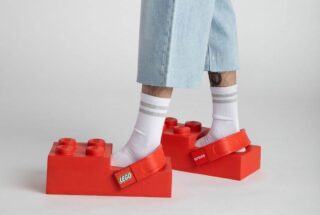 Crocs x LEGO : sabots-briques rouges, matières confort, couleurs primaires et pièces collectors. Lancement mi-février 2026.