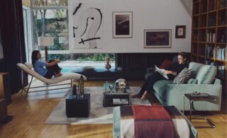 Nouveautés déco: chenille, bois certifié, ciment moutarde. Assises, tables, lits à coffre, textiles et luminaires dans des teintes terre.