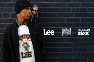 Denim clair, vestes oversize, chemises XXRay, tees bicolores et figurine collector : une capsule unisexe qui mêle pop, art et workwear.