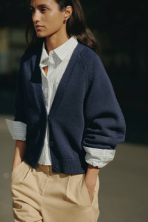 Matières légères, coupes nettes et palette lumineuse: un vestiaire SS26 entre tailoring décontracté et féminité assumée.