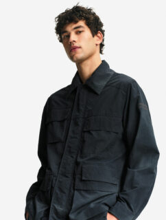 Aigle Experience by Études: matières techniques, coupes amples et pièces utilitaires pour un vestiaire urbain, imperméable et stylé.